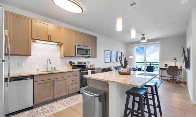 Madison Apartment | Washer & Dryer. Free Underground Parking. Pool