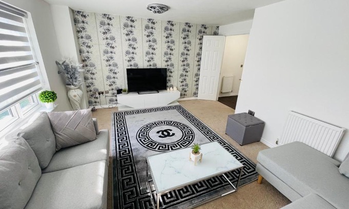 Cheetham Hill House | Watan Cottage - Spacious 3 Bedrooms Entire House With Beautiful Outdoor Garden