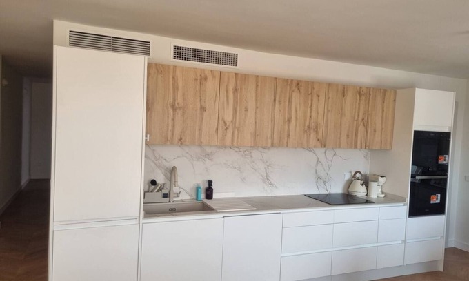 Cruz de Humilladero Apartment | Watch the birds fly whilst working from home