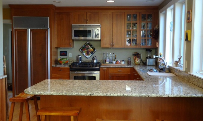 Portsmouth House | Water Front! Family Friendly! Walk to town! Sleeps 6