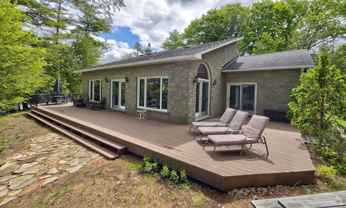 Rideau Lakes House | Water's Edge- Clear Lake near Chaffey's Lock