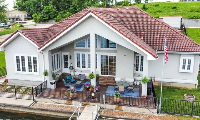 Gravois Mills House | Water's Edge - ONE LEVEL - 3 King Beds - Gated - Private Dock - Kayaks
