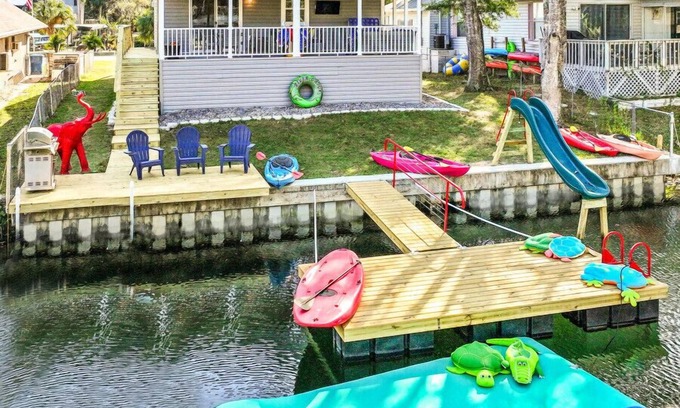 Weeki Wachee Gardens House | Water Slide, Swim Mat, Kayaks! PET FRIENDLY - Retro Weeki Wachee River!