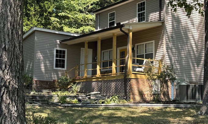 Camden House | Water view 3-bedroom house in Camden with AC and WiFi walking distance to lake