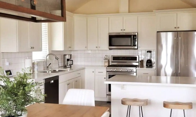 Adelma Beach House | Water view, bright and open 3 bedroom Habor House