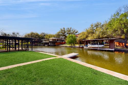 Kingsland House | Water View Hideaway