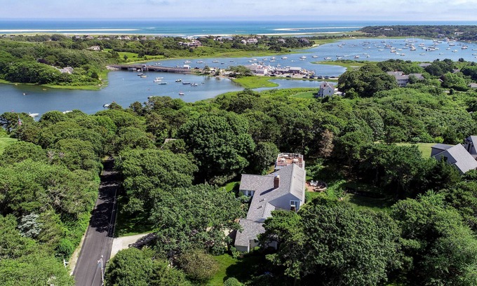 Chatham House | Water View-Walk town/beach, pets considered, Linen Option