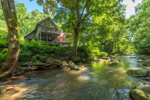 Lynn House | Waterfall escape With Firepit and Outdoor Kitchen