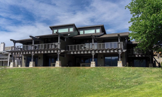 Wapato Point Condo | Waterfont Luxury- Yacinde B3