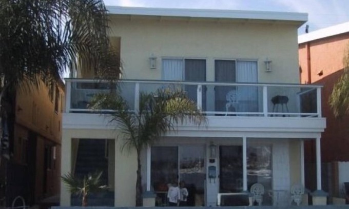 Belmont Shore Apartment | Waterfront 1 bdrm upstairs, w garage, King bed, desk, view deck, 31 nt min
