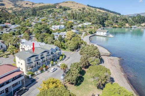 Akaroa Apartment | Waterfront 2-bedroom apartment with car park