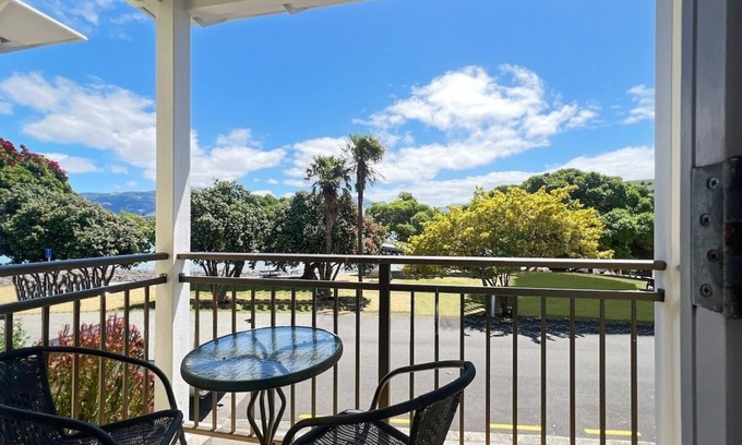 Akaroa Apartment | Waterfront 2-Bedroom Harbour View Apartment