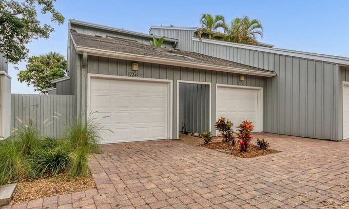 Siesta Key Condo | Waterfront 2-bedroom condo across from the beautiful Siesta Key Beach with AC