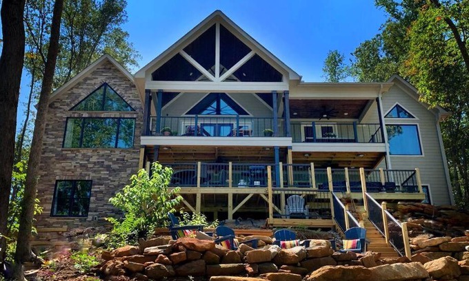 Six Mile House | Waterfront 5BD/5BA Dock & 9P-Hottub