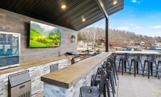 Barnett House | Waterfront, Amazing Patio bar! 2 BOAT slip dock, fire pit & Close to Coconuts!