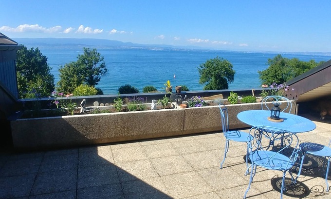 Anthy-sur-Leman Apartment | Waterfront apartment with lake view and direct access