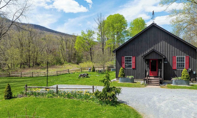 Arlington House | Waterfront Battenkill Cottage Retreat