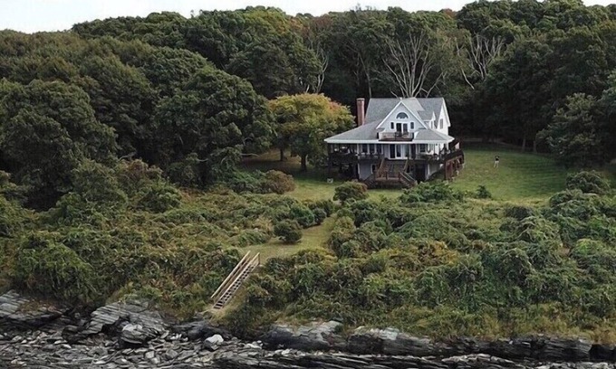 Portsmouth House | Waterfront, beautiful home, breathless sunsets on Prudence Island