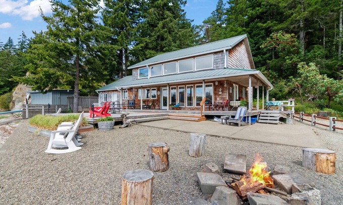 Shelton House | Waterfront, cabin- style home with breathtaking views of Skookum Inlet.