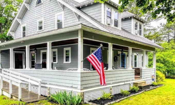 Buzzards Bay House | Waterfront Cape Cod Family Home in Bourne