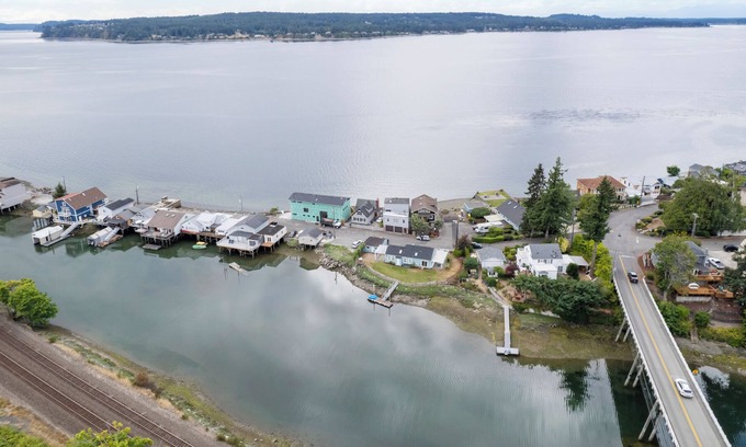 South End House | WATERFRONT CLASSIC 1920s UPDATED moden retro beautiful views!