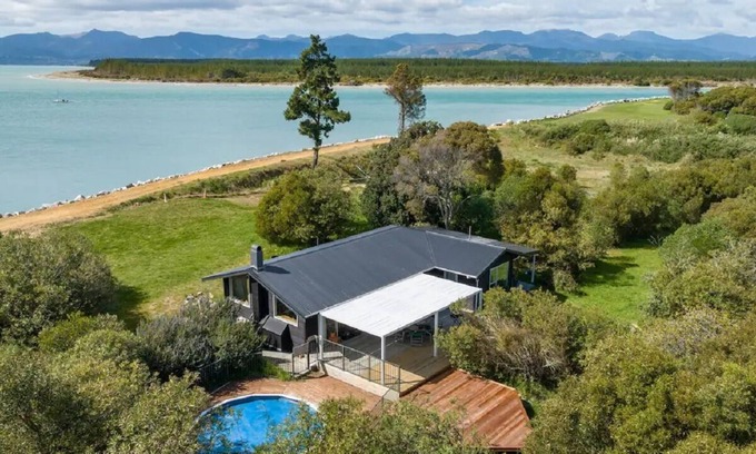 Mapua House | Waterfront Classic Kiwi Bach