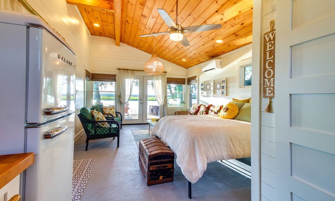Midway Apartment | Waterfront Colonels Island Vacation Rental Studio!