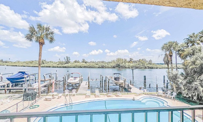 Sunset Reef Condo | WATERFRONT CONDO-POOL-MINS FROM BEACH/WATER SPORTS