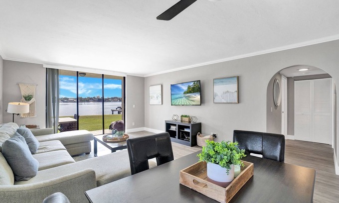 Lantana Condo | Waterfront condo & boat dock at the Heart of Palm Beach