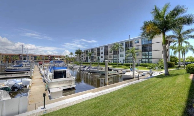 Old Naples Condo | Waterfront Condo close to fabulous 5th Avenue