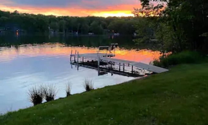 Stone Lake Cabin | Waterfront Cottage -Stone Lk - Sandy/Dock - Pets