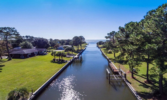 Newport Cottage | Waterfront Cottage w/Deep Water Dock-3BR/2BA