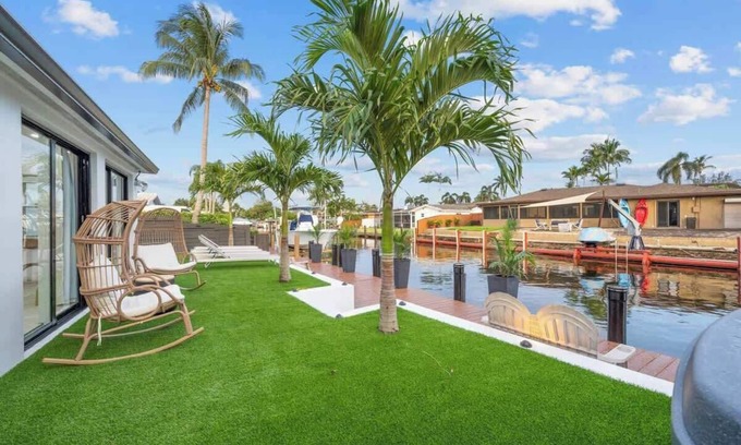 Melaleuca Gardens House | Waterfront Duplex Tropical Oasis