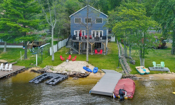 Lake Harmony House | Waterfront- Ensuite Bathrooms in Every Room, Firepit, Huge Deck & Views