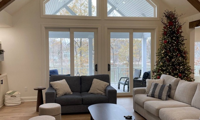 Eddyville House | Waterfront escape on Lake Barkley with a gentle slope and private dock.