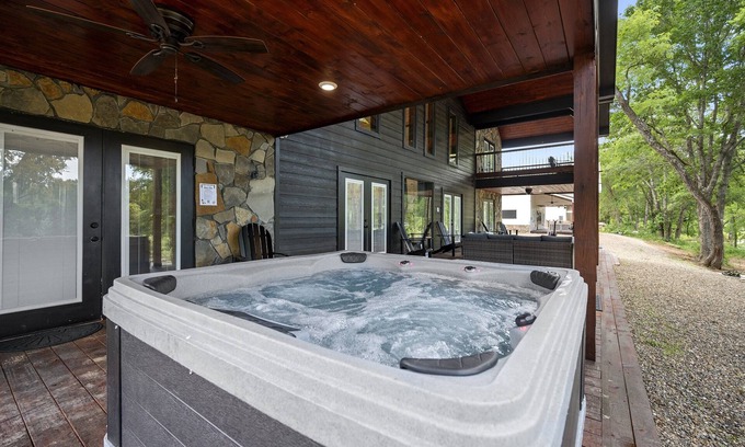 Golden Cabin | Waterfront | Firepit | Hot Tub| Pets OK!| Starlink
