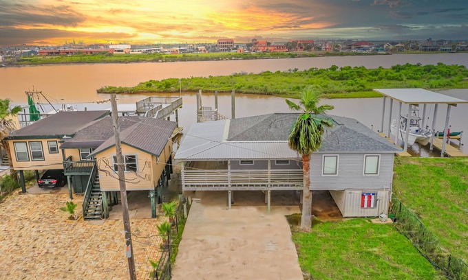 Surfside Beach House | Waterfront Fishing Dock Kayaks House near Surfside Beach