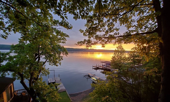 Valois Apartment | Waterfront Getaway. Amazing views,, Minimum 3 nights. Sleeps 2