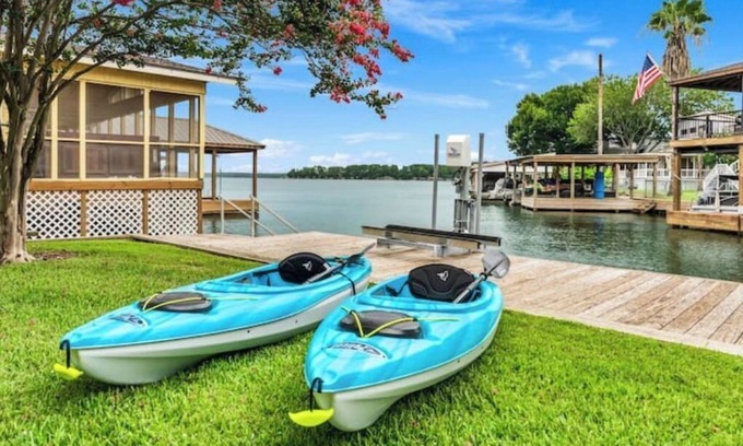 Willis House | Waterfront getaway w/boat dock, kayaks & games