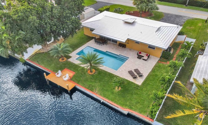 North Corals House | Waterfront Heated Pool,Jacuzzi, Pier, 2mi to Beach
