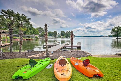 Lake Hamilton House | Waterfront Home about 4 Mi to Oaklawn Racing Casino!