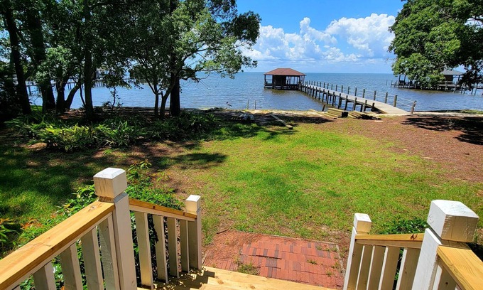 Fairhope House | Waterfront home on Mobile Bay w/pier for watching sunsets, swimming/fishing.nn