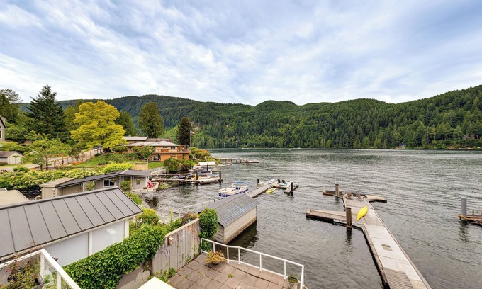 Bellingham House | Waterfront Home on Lake Samish w/Hot Tub & Dock!