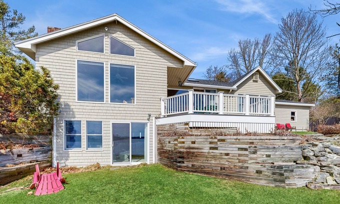 Freeport Cottage | Waterfront home with furnished deck, ocean views, & full kitchen