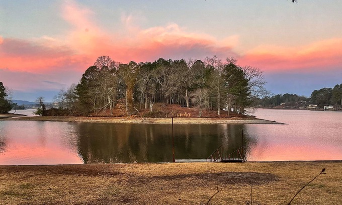Lakeland House | Waterfront Home w/Dock < 3 Mi to Oaklawn Racing!
