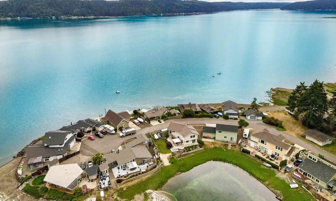 Belfair House | WATERFRONT! Hood Canal Home, Private Beach w/Kayaks, Paddleboards. Kid Friendly