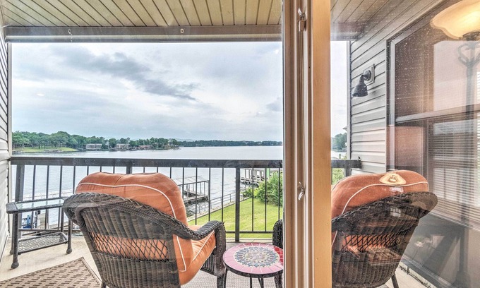 Lake Hamilton Apartment | Waterfront Hot Springs Condo: Pool, Hot Tub Access