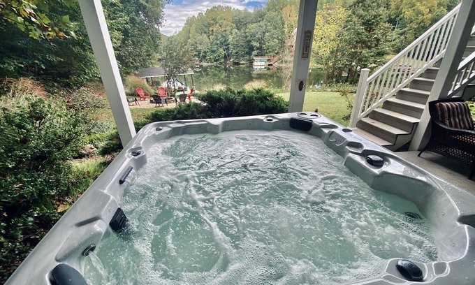Goodview House | WATERFRONT HOT TUB, FIRE PIT, THEATER/GAMEROOM, WIFI, KAYAKS, MULTI FAMILY