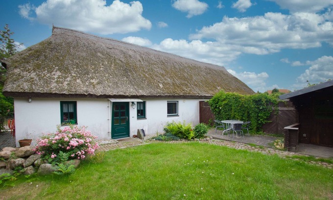 Wiek House | Waterfront house with terrace and garden - Ferienhaus Storchennest Haus R