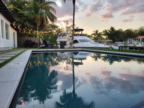 Seybold House | Waterfront - Kayak & Paddleboards - Firepit - Pool